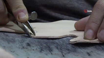 33 yıldır tabancalara işlemeli kılıf üretiyor