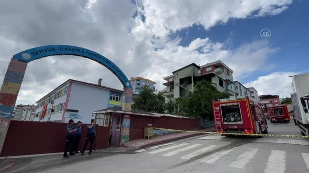 Son dakika haber... Samsun'da ilkokulun yanındaki metruk lojmanda çıkan yangın söndürüldü