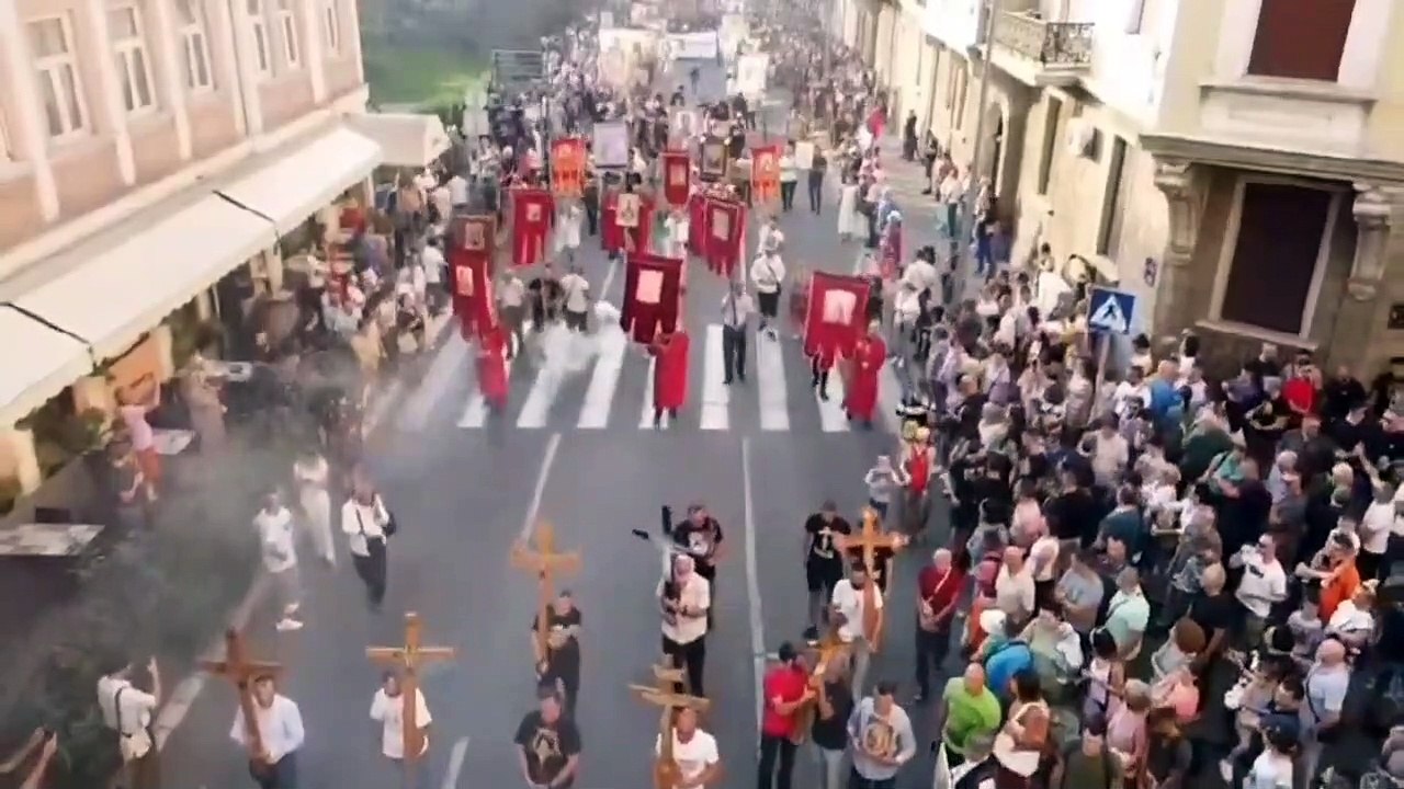 Не плач, не плач, мати Марија,Васкрснут ће и земља Србија.