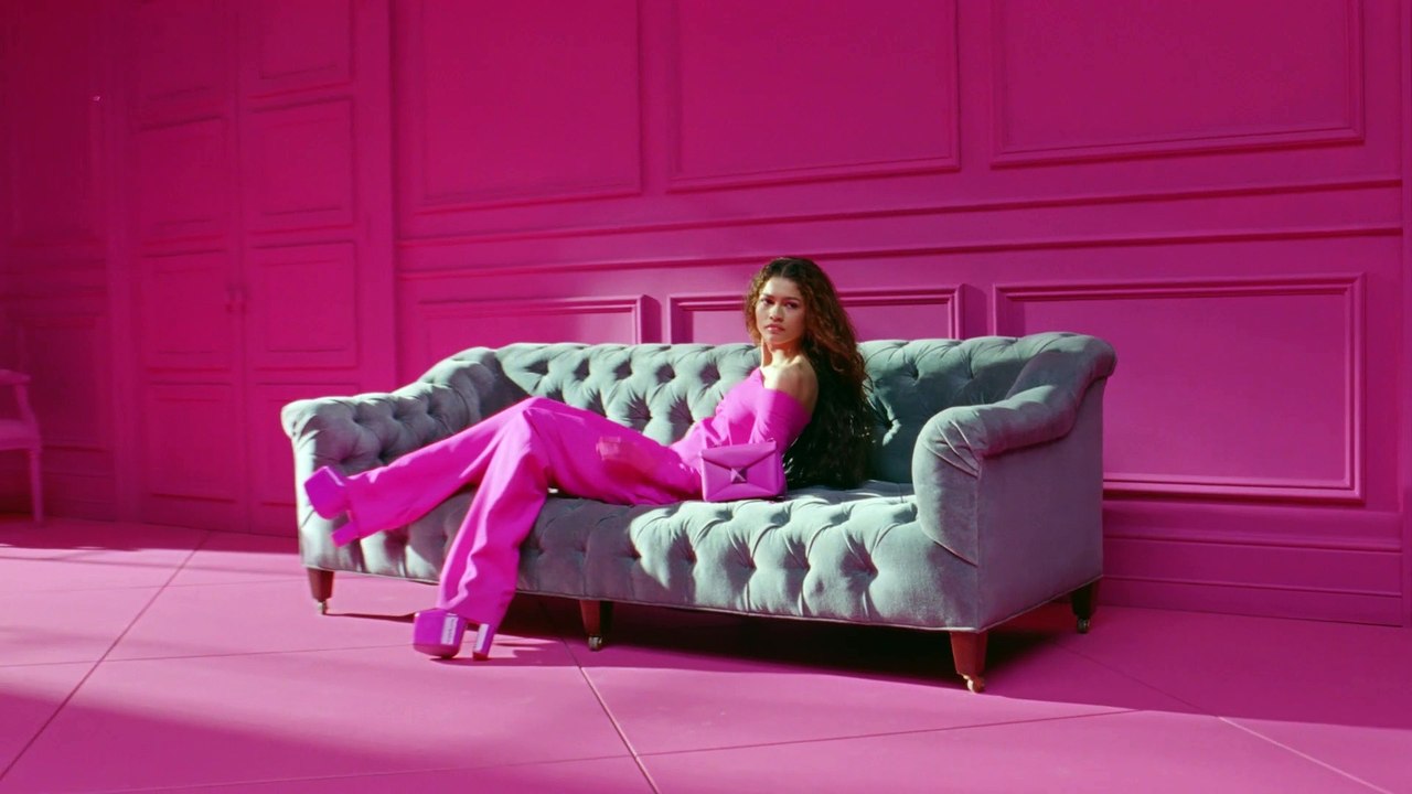 الحملة الإعلانيّة الخاصّة بمجموعة "بينك بي بي" PINK PP من "فالنتينو" Valentino من بطولة "زيندايا"