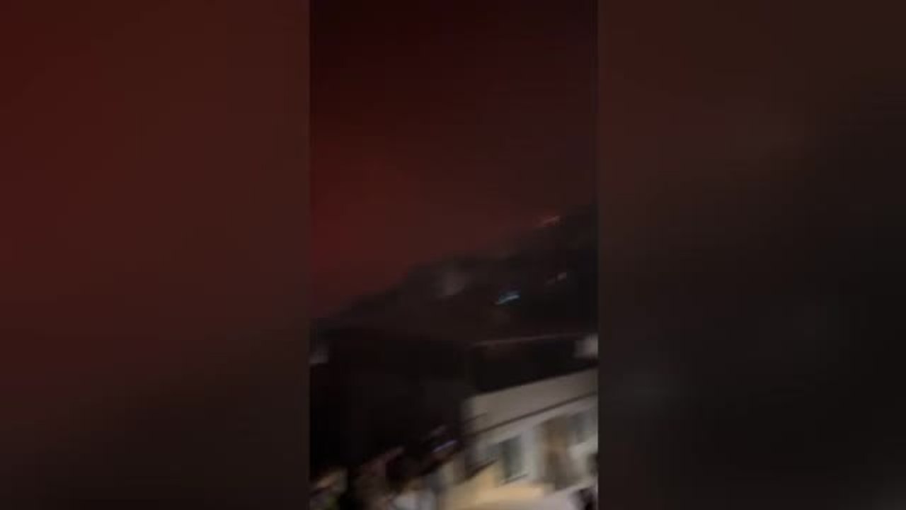 El incendio de Granada ya alcanza un perímetro de más de sesenta kilómetros y ha calcinado cinco mil hectáreas