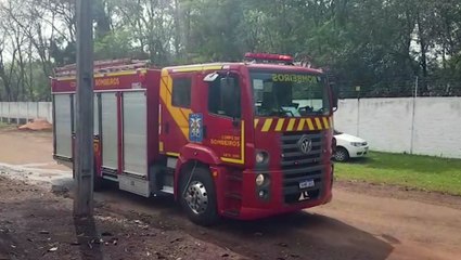 Incêndio em vegetação que oferecia risco à residência é combatido pelo Corpo de Bombeiros
