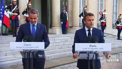 Miçotakis'in Macron'un kağıdına bakmaya çalıştığı anlar gündem oldu