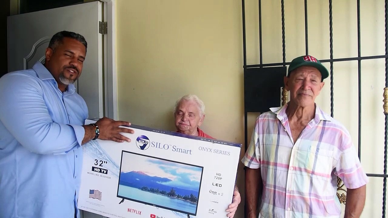 Señora que desafió la furia del río Yuna recibe ayuda