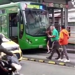 Mujer en aparente estado de embriaguez abrazó y besó un bus en Pereira