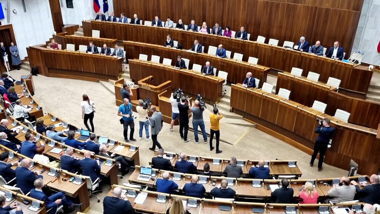 ZÁZNAM: NRSR: Poslanci ukončili diskusiu k odvolávaniu Mikulca,hlasovať by mali v stredu