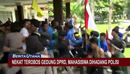 Pendemo Nekat Terobos Masuk Gedung DPRD, Aksi Saling Dorong dengan Polisi pun Tak Terhindarkan!