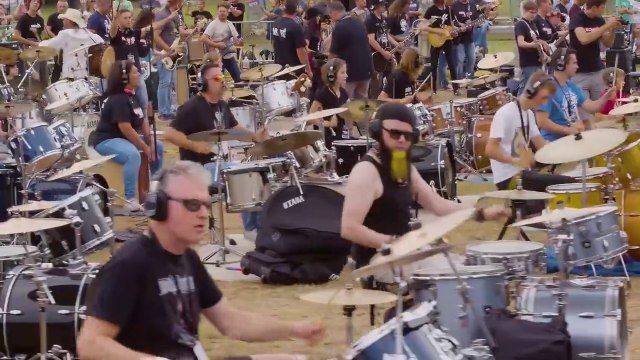 Queen - Joan Jett - LGT -Medley- - 500 musicians rock flashmob , drummer skil