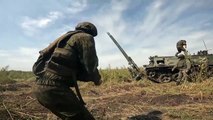 جنود روس يطلقون النار على مواقع أوكرانية بحسب وزارة الدفاع الروسية