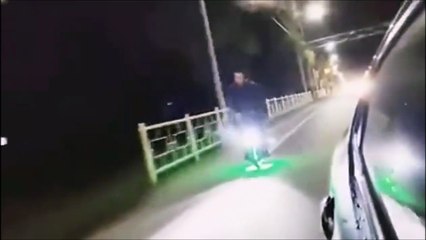 Il va beaucoup trop vite sur sa monowheel...