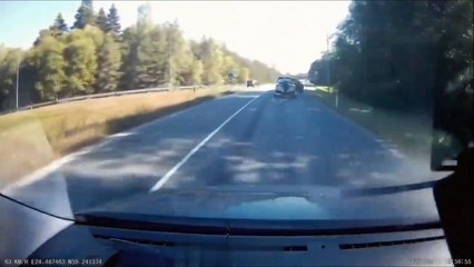 Mise à l'eau d'un bateau... sur la route