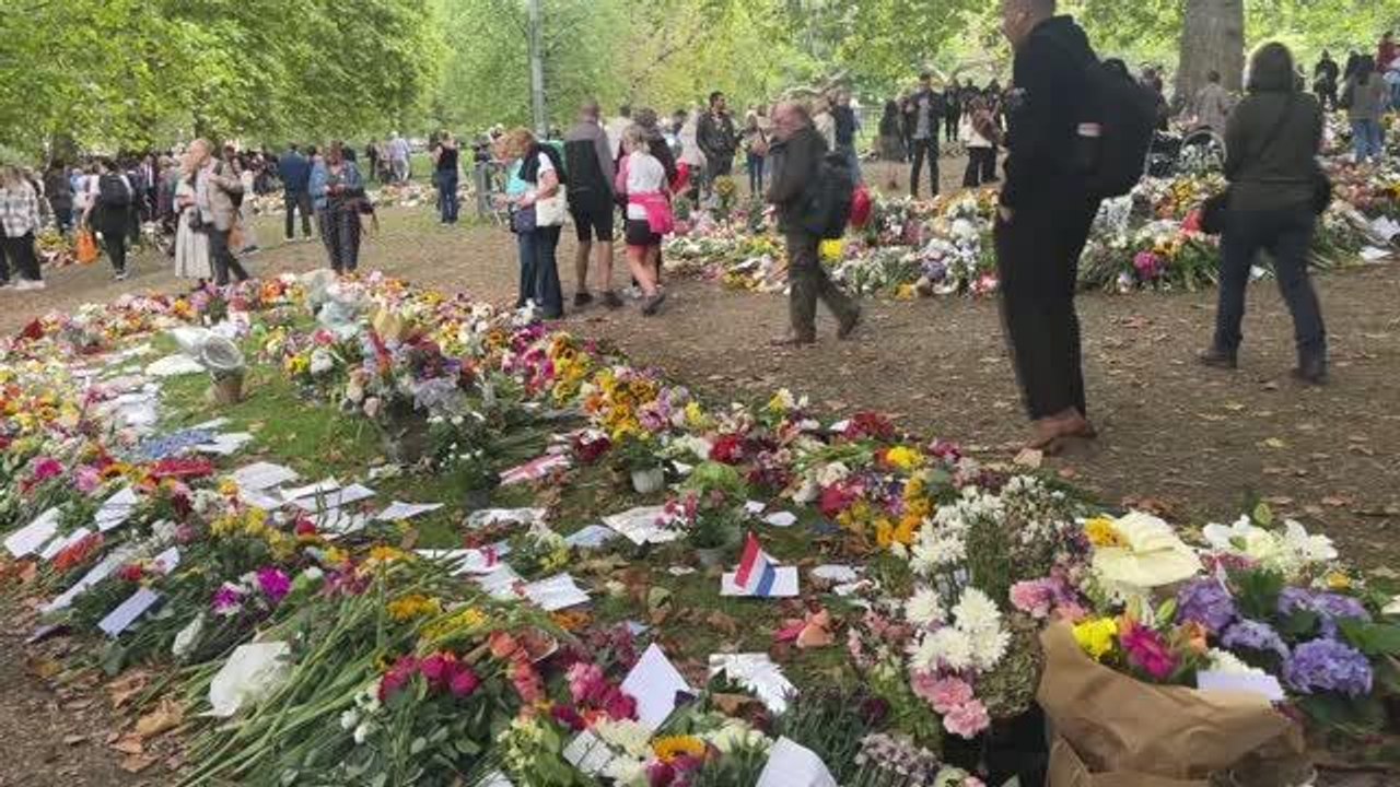 Londra'da halk, Kraliçe 2. Elizabeth'in cenazesinin geleceği Buckingham Sarayı'nın önüne akın etti (2)