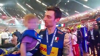 Volley, Italia campione del mondo. Simone Anzani: "Stupendo festeggiare con tutta la mia famiglia"