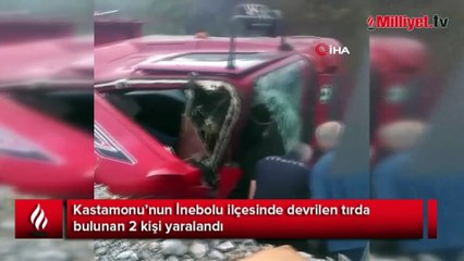 Devrilen tır alevlere teslim oldu, vatandaşlar kovalarla taşıdığı suya söndürdü