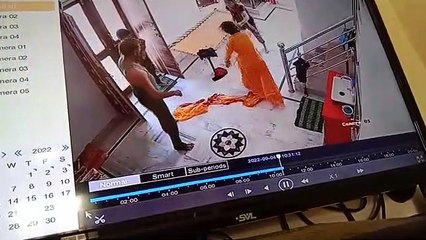 Teacher : शिक्षक पति की ऐसी हिमाकत, वीडियो देख चौंक जाएंगे