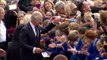 Niños le dan la mano emocionados a Carlos III