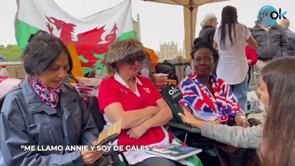 Entrevista a las tres primeras mujeres en llegar a la cola para ver el féretro de Isabel II