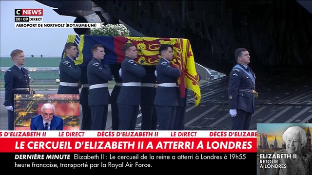 Mort d’Elizabeth II : Regardez l’avion avec le cercueil de la reine s’est posé près de Londres et la souveraine a été transportée à Buckingham