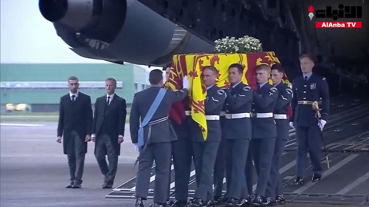 نعش الملكة إليزابيث الثانية يصل لندن قادماً من إدنبرة في اسكتلندا