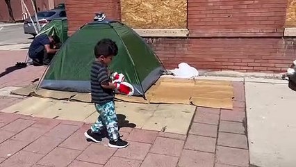 Carpas con migrantes en el centro de El Paso