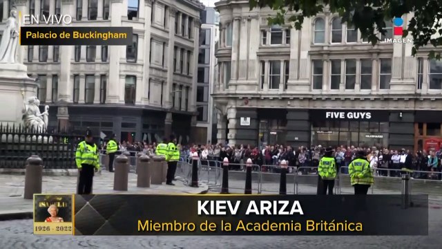 Manifestaciones y muestras de cariño en el Palacio de Buckingham por la Reina Isabel II