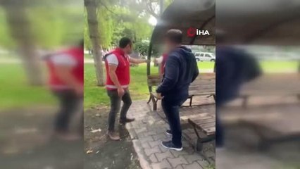 Yakalanacağını anlayınca uyuşturucuyu ağzına sakladı