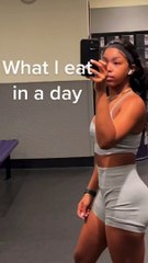 Full day of eating in a calorie deficit for fat weight loss , summer body loading .
