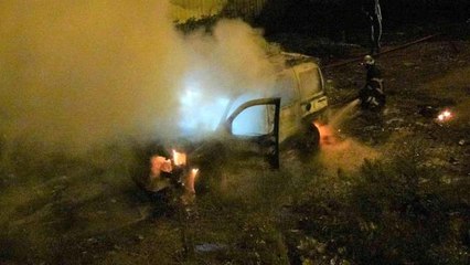 Terk edilmiş araç alev alev yandı