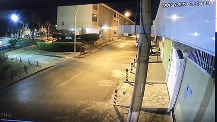 Homem esfaqueia funcionário de quiosque na Asa Norte, foge e se esconde debaixo de carro