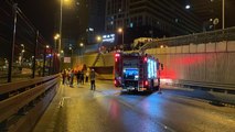 Kadıköy'de seyir halindeki kamyonun çevre yoluna düşmesi sonucu sürücü yaralandı