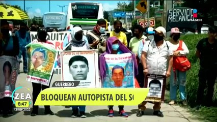 Padres de los 43 de Ayotzinapa bloquean la Autopista del Sol