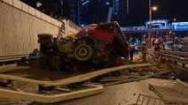 Kadıköy’de hafriyat kamyonu 5 metre yükseklikten çevre yoluna düştü