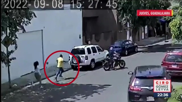 Mujer derriba, somete y golpea a ladrón en Guadalajara