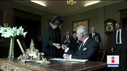 Carlos III hace nuevo berrinche por pluma inservible