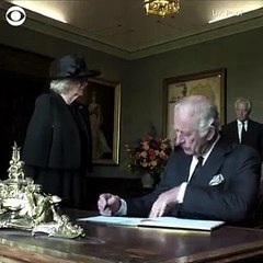 Carlos III pierde los nervios por una pluma