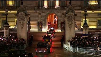 La Regina Elisabetta è tornata a casa, a Londra: da Buckingham Palace a Westminster