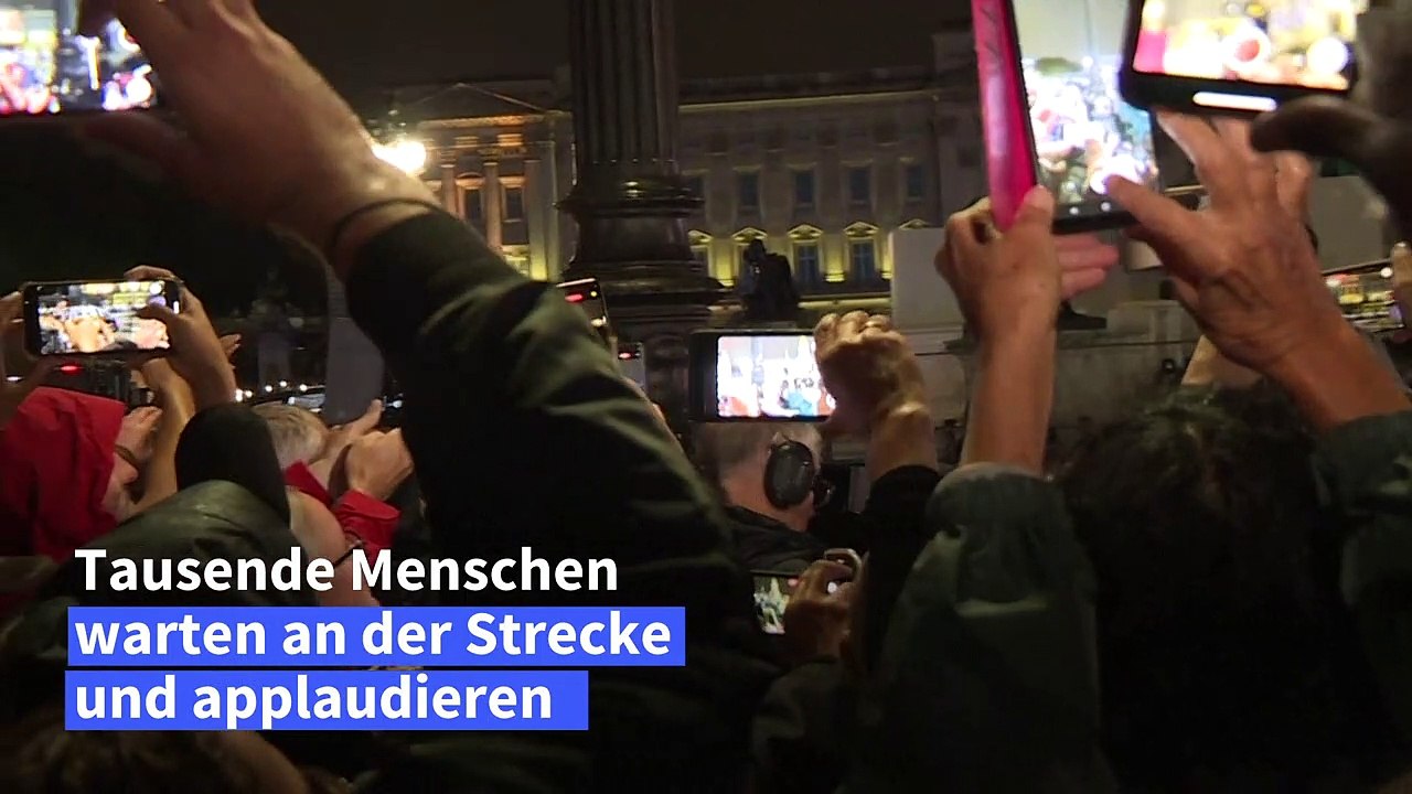 Tausende applaudieren Sarg der Queen am Buckingham-Palast