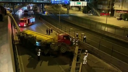 Hafriyat yüklü TIR yola devrildi