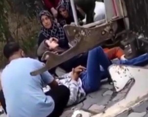 Sancaktepe'de elektrikli bisikletin freni boşaldı, 5 kişilik aile kamyonetle çarpıştı