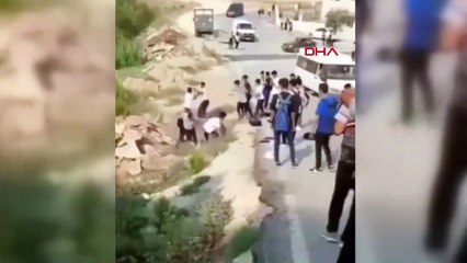 Adana'da liselilerin tekmeli yumruklu kavgası kamerada