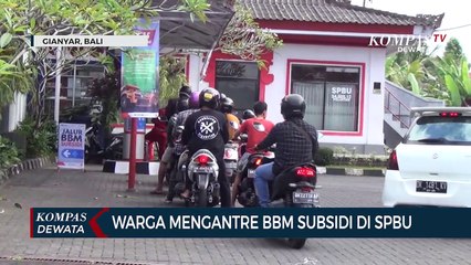 Warga Antri BBM Subsidi Di SPBU