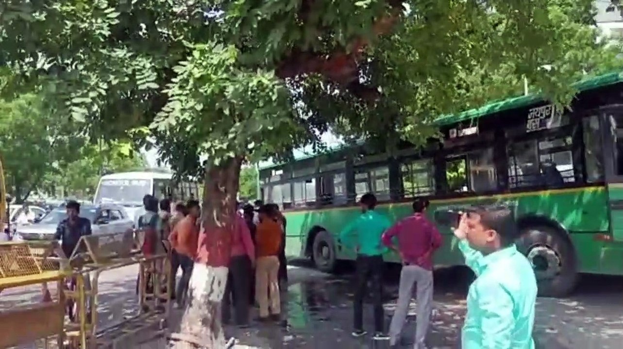 लो—फ्लोर बस के ब्रेक फेल, रैलिंग तोड़ते हुए मॉल में घुसी