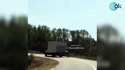 Un camión, dos ciclistas y una imprudencia que indigna a toda España