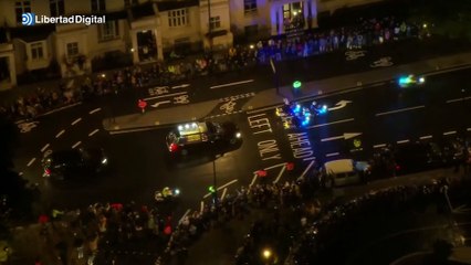 Carlos III recibe el féretro de Isabel II en Buckingham
