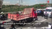Kağıthane'de kamyon devrildi, yol trafiğe kapandı