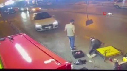Kadıköy'de, otomobile çarpan motokurye yerde metrelerce sürüklendi