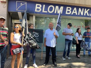 Lübnan'da bankadan paralarını çekemeyen göstericiler, bankayı bastı