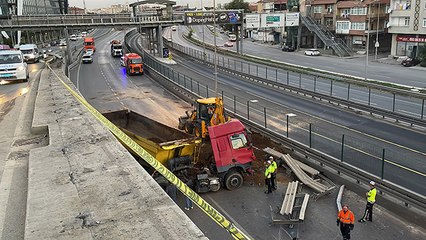 Kadıköy'de seyir halindeki kamyon çevre yoluna düştü