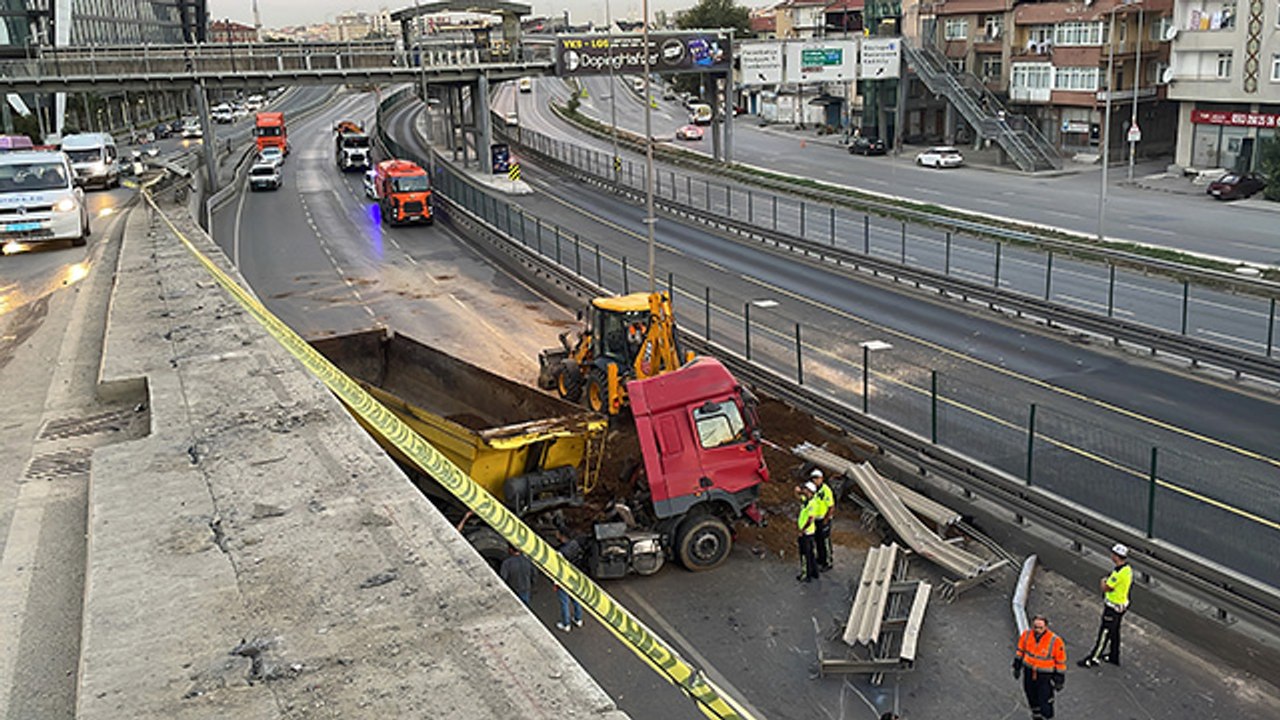 Kadıköy'de seyir halindeki kamyon çevre yoluna düştü