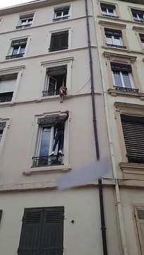 Des riverains sauvent un chien suspendu à un balcon à Paris